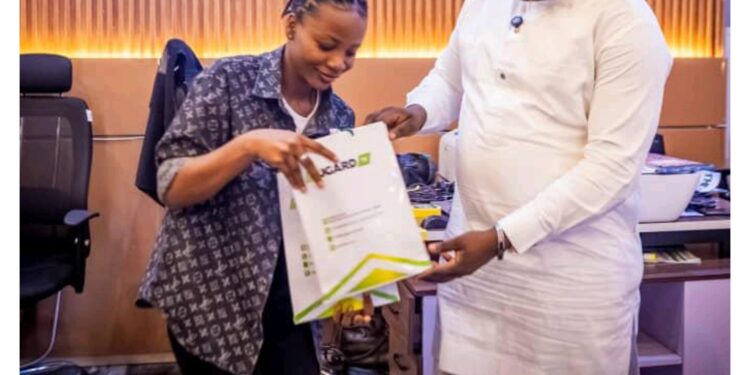 CORPS MEMBER HONOUR BY SA MEDIA TO GOV. ODODO WITH SPECIAL COMMENDATION AFTER HER SERVICE YEAR WITH LUGARD TV,  KOGI GOVT.  HOUSE