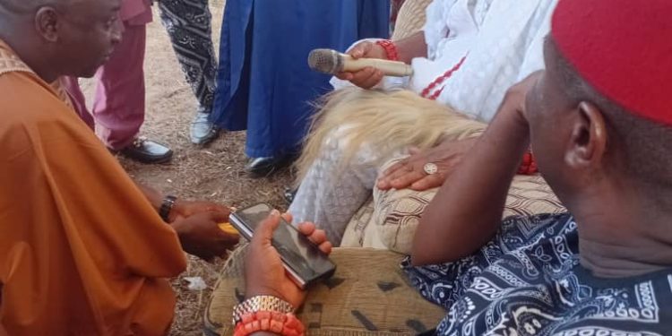 ALMARUF SALMON RECEIVES ORANRE MONARCH PRAYER FOR POLITICAL.AMBITION…. HE DONATES GENEROUSLY TO COMMUNITY DEVELOPMENT